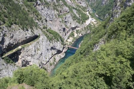 Черногория. река Пива с плотины.