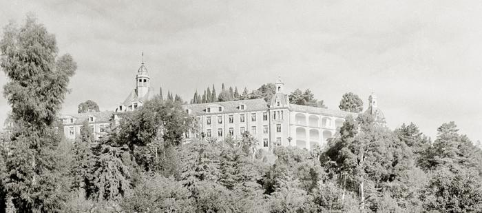 Дворец располагается на склоне горы с прекрасным видом на море