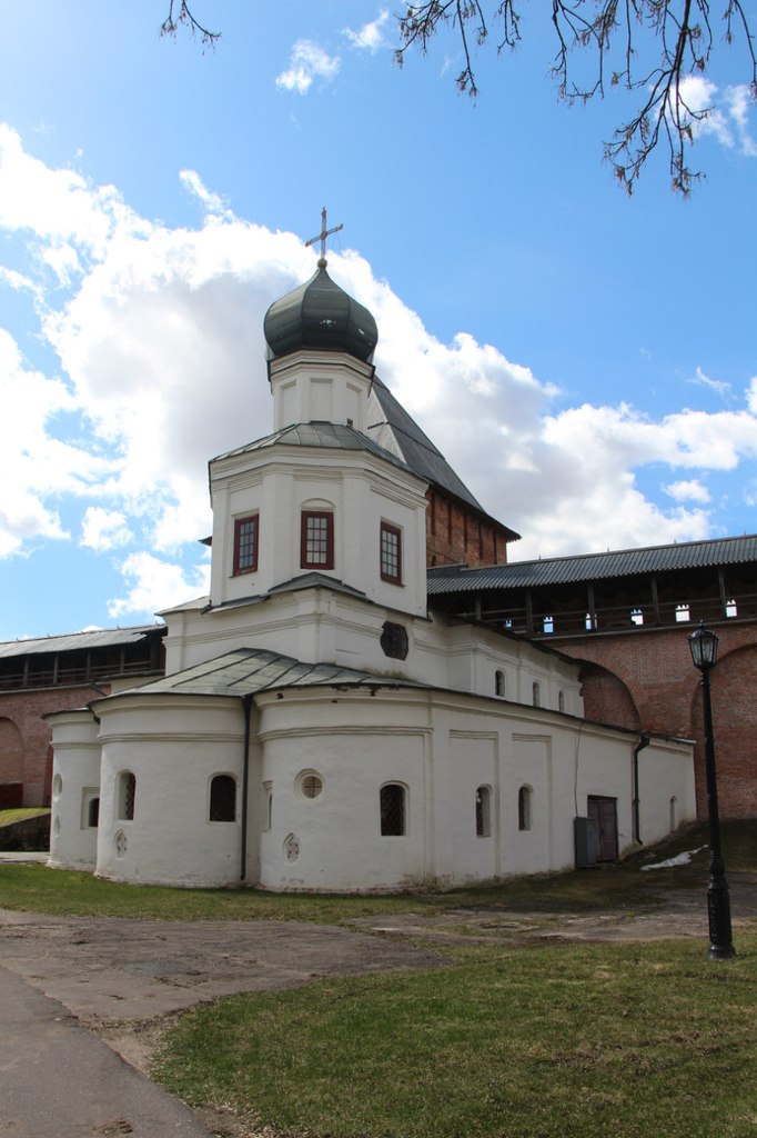 Церковь Покрова Пресвятой Богородицы находится в западной части Кремля, вплотную примыкает к восточному фасаду кремлевской стены и Покровской башни. Первое летописное упоминание относится к 1305 году.